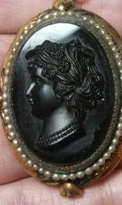 Vintage Jewelry - Victorian Locket cameo Pendent 40s does revival Vintage Jewelry - Victorian Locket cameo Pendent 40s does revival